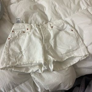 White Levi shorts women’s 27. NEVER WORN